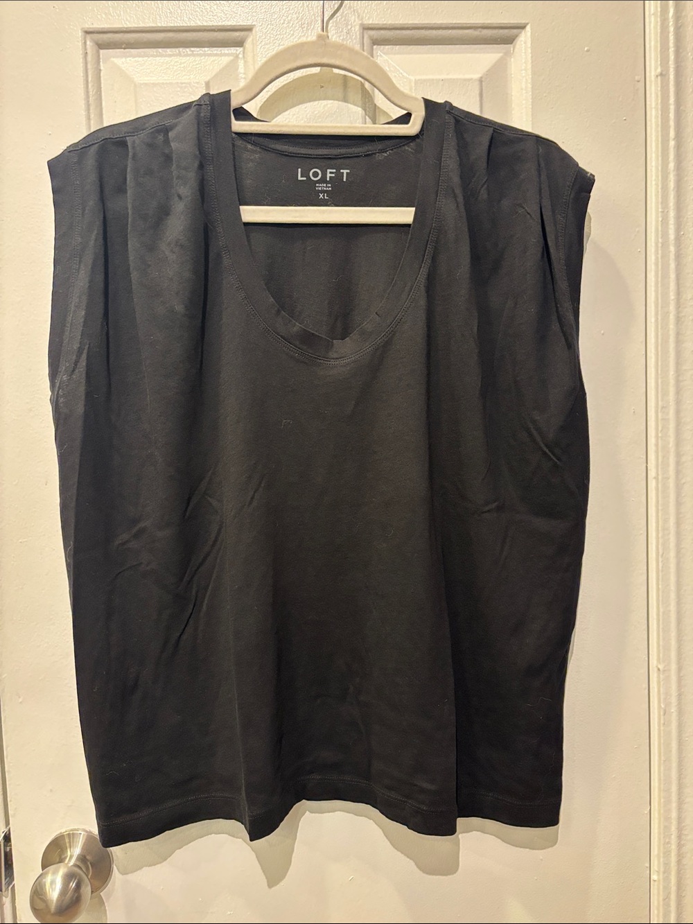 LOFT Black Sleeveless Scoop Neck Tank Top